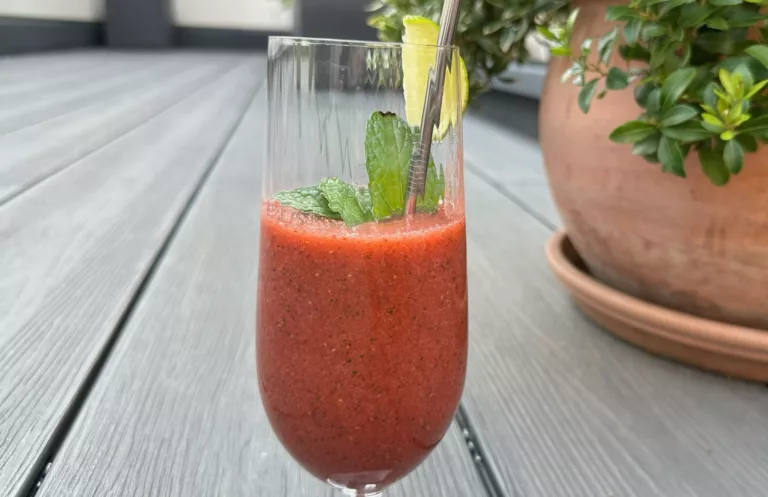 Letní osvěžení - Smoothie z Jahod, Máty, Jablka a Limetky