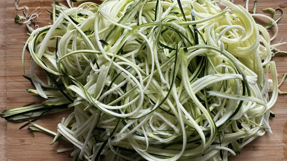 Cuketové nudle neboli "zoodles" s marinovanými krevetami a rajčaty - cuketový recept trochu jinak