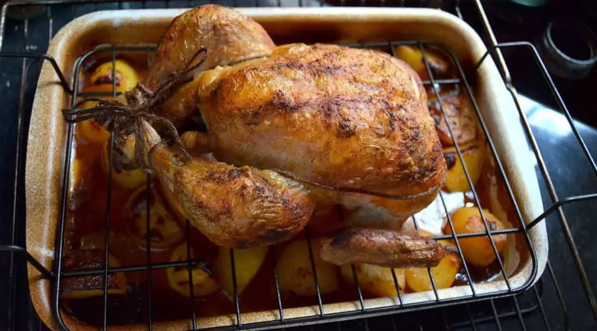 Recept na Jemné pečené kuře v troubě s dokonalými zlatými bramborami z jednoho pekáče