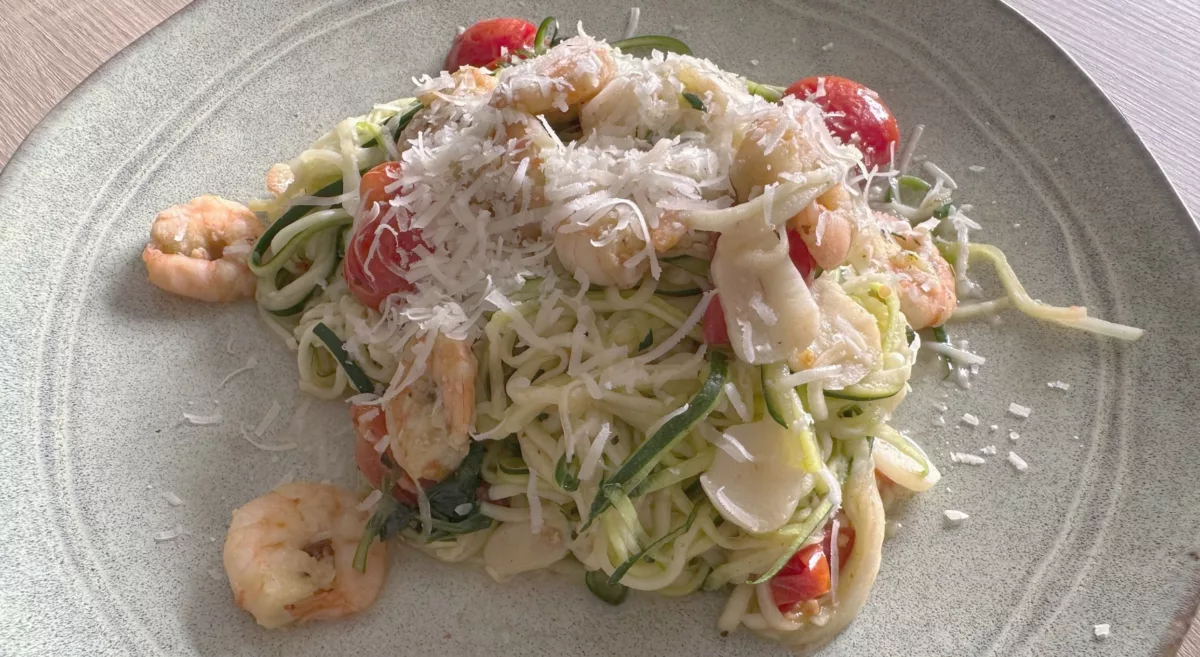 Cuketové nudle neboli "zoodles" s marinovanými krevetami a rajčaty - cuketový recept trochu jinak