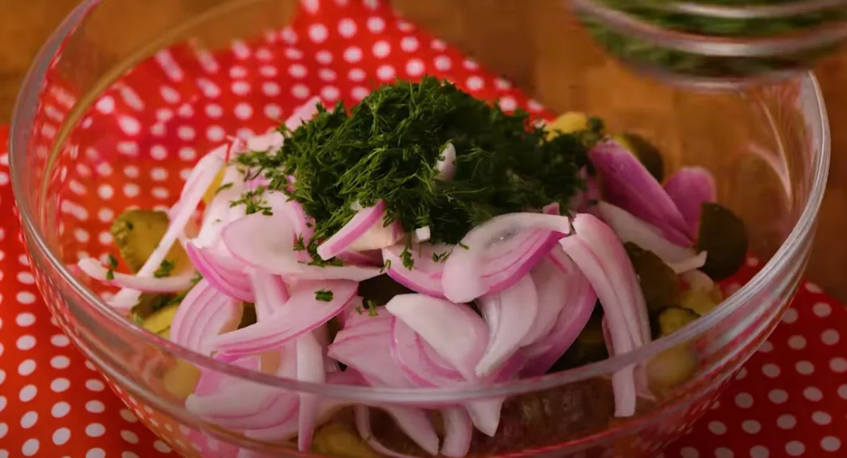 Recept na Lehký bramborový salát s červenou cibulkou