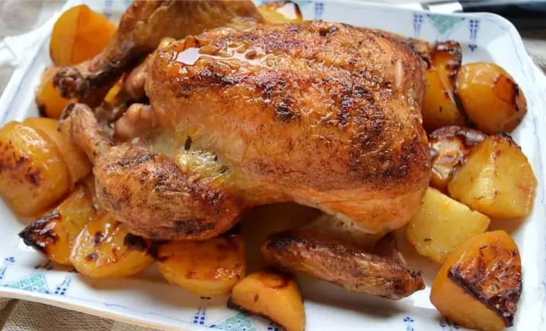 Recept na Jemné pečené kuře v troubě s dokonalými zlatými bramborami z jednoho pekáče