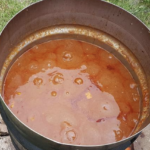 Lahodný guláš z vepřového masa, podávaný s domácími knedlíky