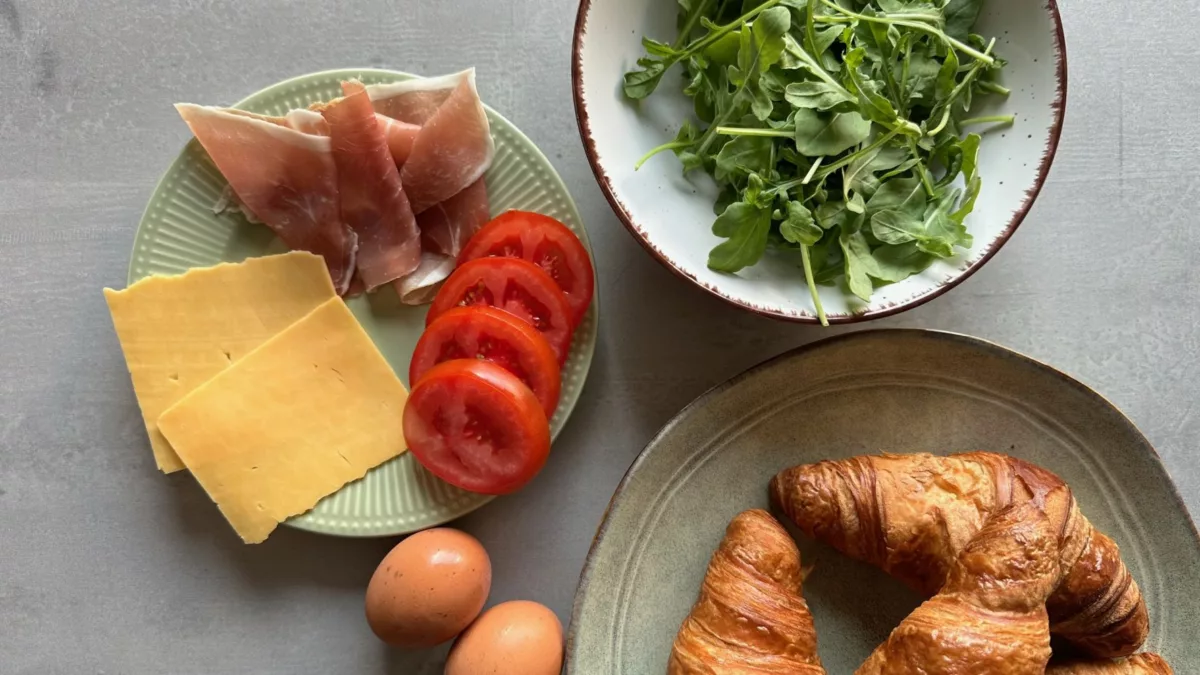 Dokonalá snídaně: Máslový croissant plněný míchanými vejci