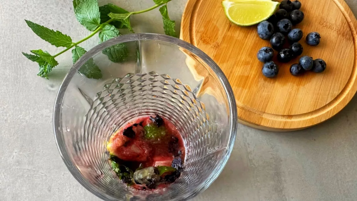 Recept s postupem přípravy na nealkoholické mojito: Mojito s borůvkami a mátou