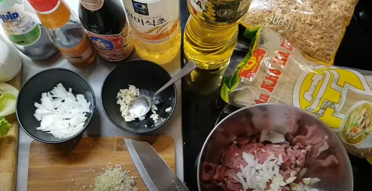 Recept ingredience a postup jak připravit Bún bò Nam Bo