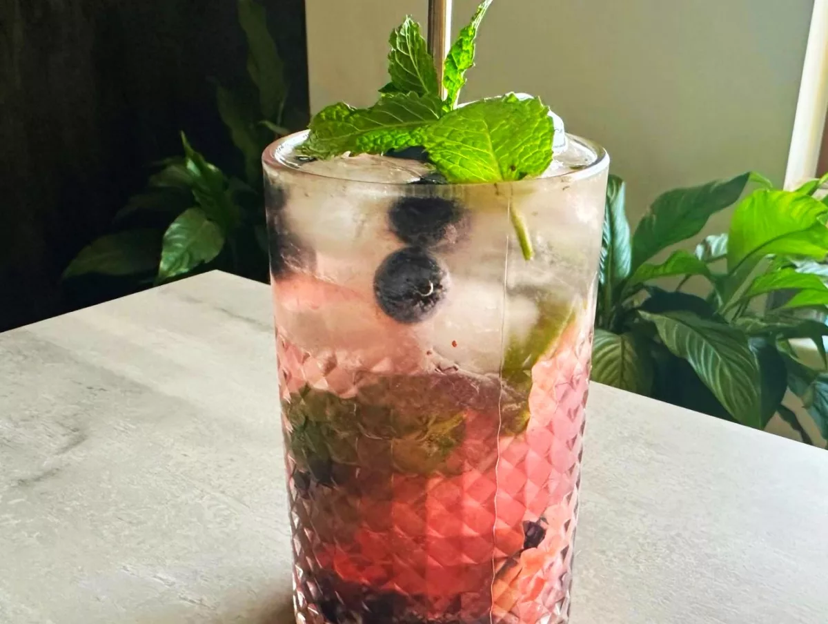 Recept s postupem přípravy na nealkoholické mojito: Mojito s borůvkami a mátou