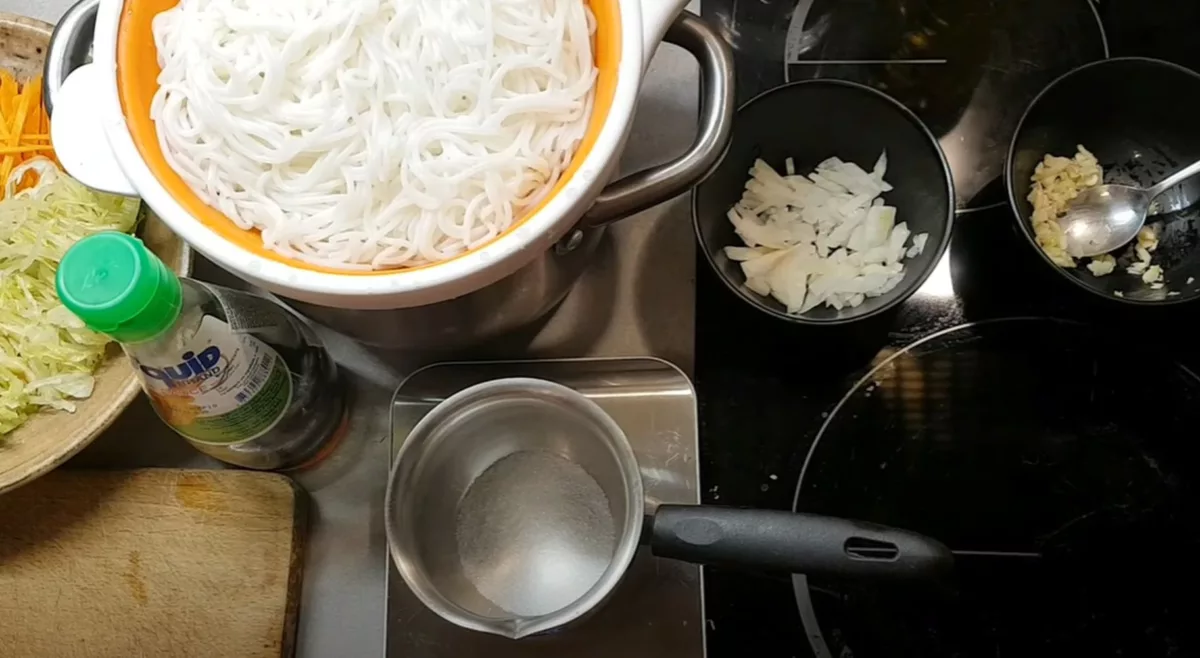 Recept ingredience a postup jak připravit Bún bò Nam Bo