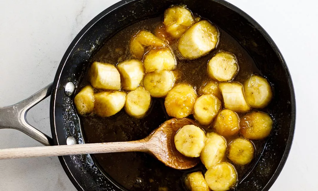 Recept na snídani: Krémové ovesné vločky s karamelizovaným banánem