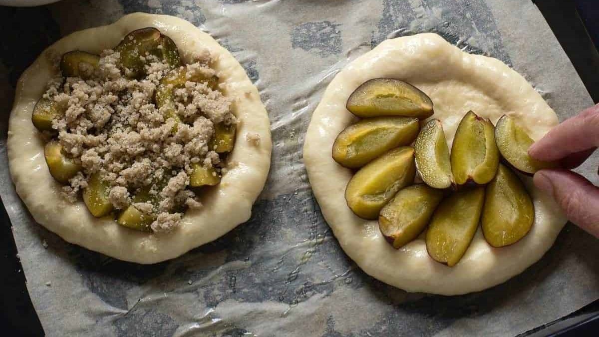 Recept na tradiční švestkový koláč s drobenkou