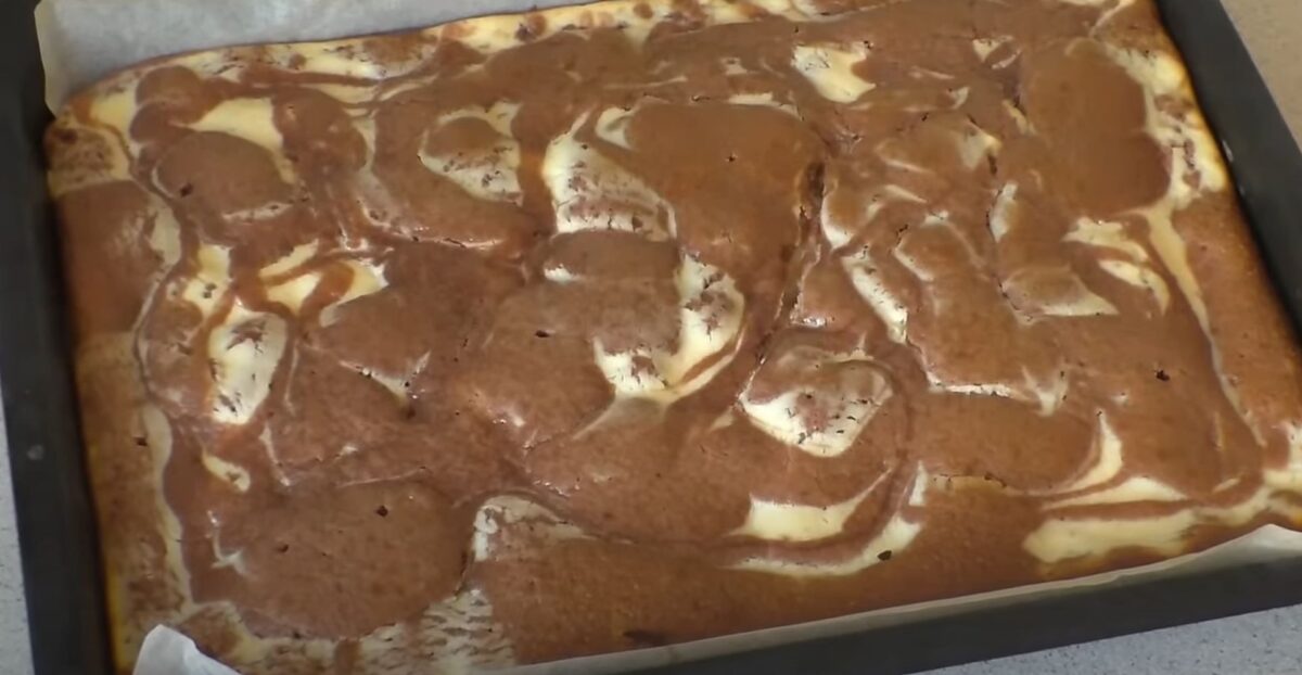 Recept na tvarohovou rozlitou buchtu na plech