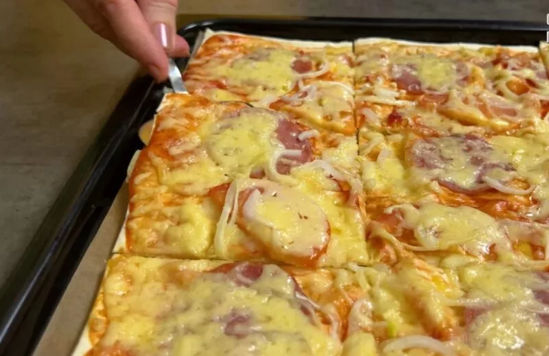 Líná pizza z pita chleba.