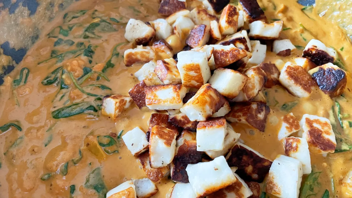 Halloumi na Rajčatovém Kari se špenátem