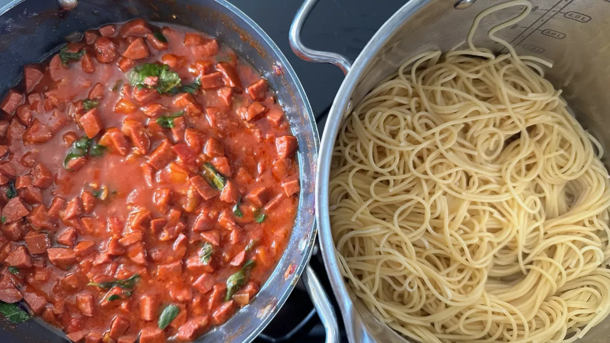 Recept na retro špagety s buřtem a rajčatovou omáčkou