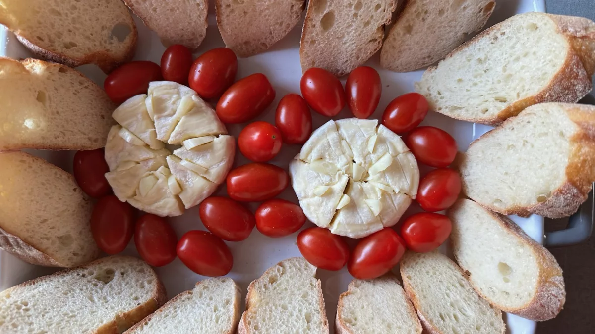 Recept na rozpečený sýr camembert s topinkou a zeleninou