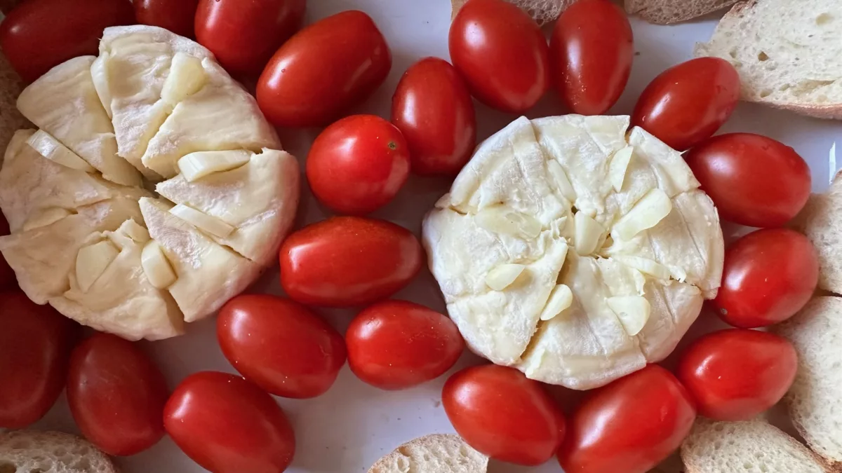 Recept na rozpečený sýr camembert s topinkou a zeleninou