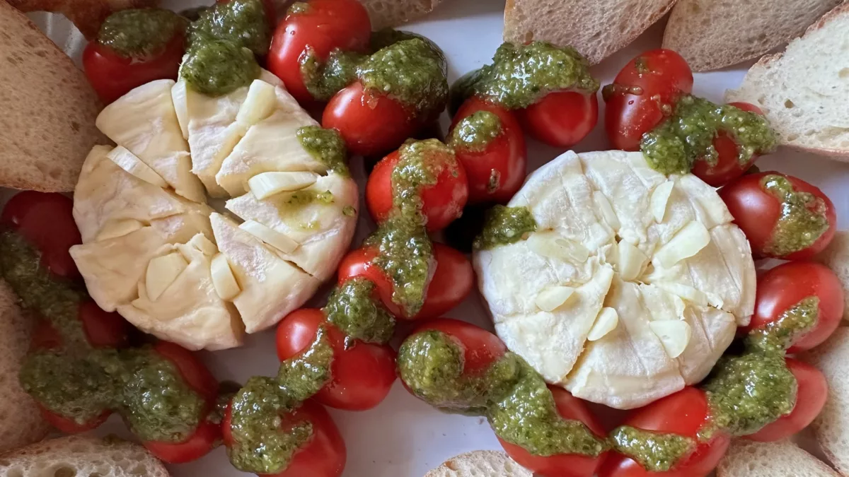 Recept na rozpečený sýr camembert s topinkou a zeleninou