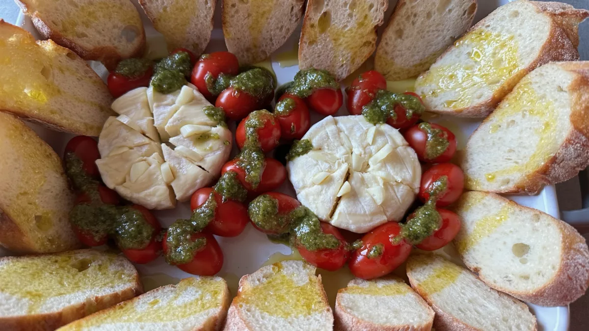 Recept na rozpečený sýr camembert s topinkou a zeleninou