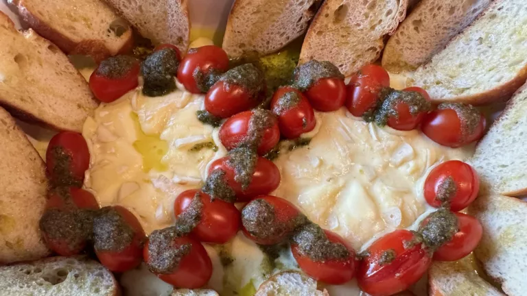 Recept na rozpečený sýr camembert s topinkou a zeleninou