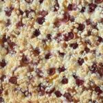 Obrázek receptu na litý koláč se sezónním ovocem a drobenkou.