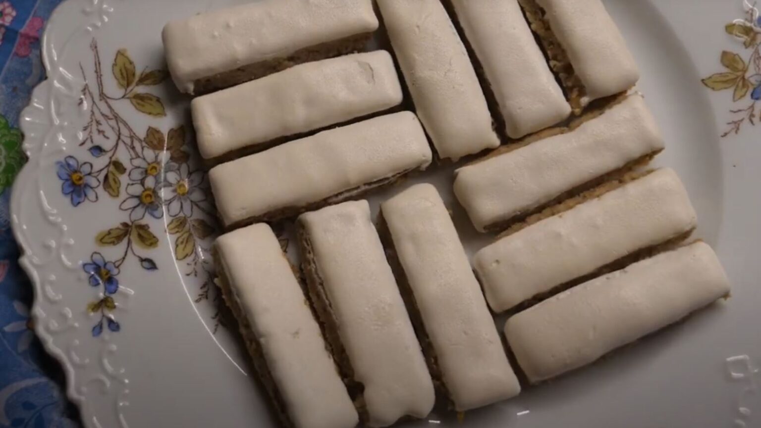 Ořechové tyčinky s bílkovou polevou - Cooky.cz