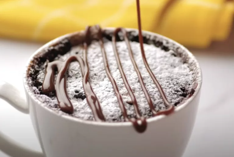 Obrázek receptu na Rychlý moučník ke kávě: Čokoládový mug cake do hrnečku