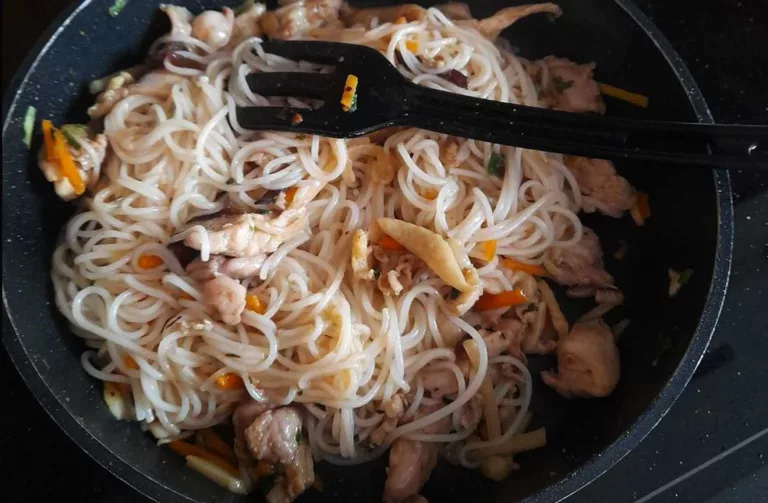 Recept na rýžové nudle s kuřecím masem