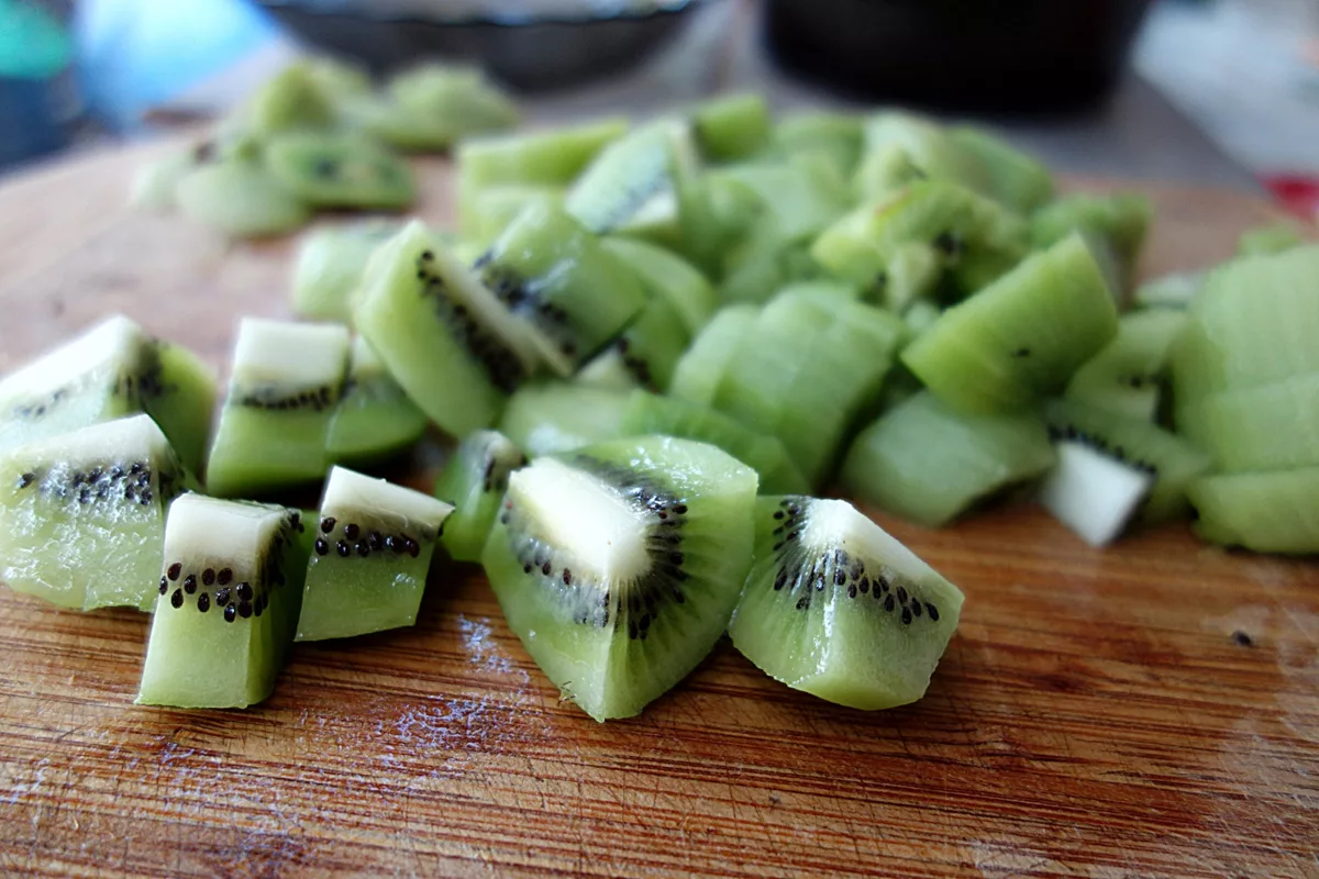 Kiwi nakrájíme na kousky.