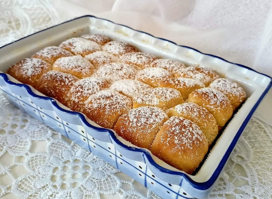 Upečené potřeme rumem s máslem a vychladlé pocukrujeme.