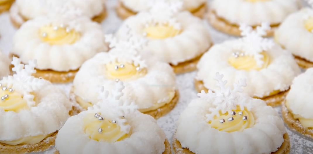 Obrázek receptu na nepečené sněhové koláčky.