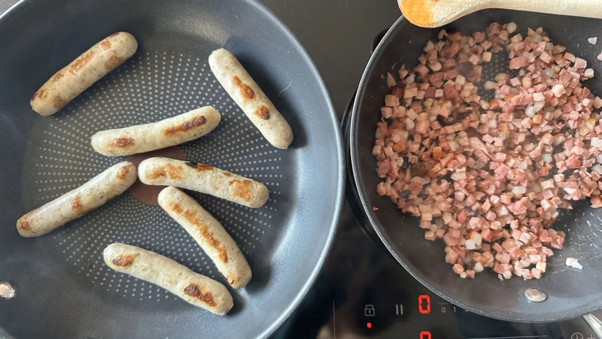 Restování klobásek a slaniny