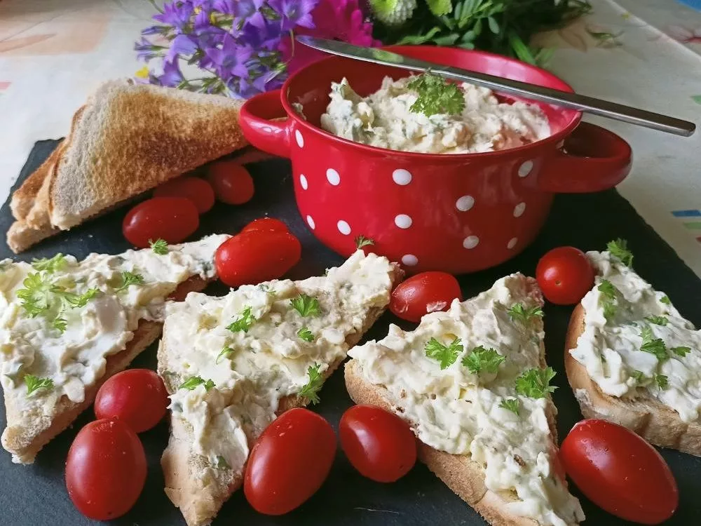 Foto a recept: Romana Rubášová, Pomazánka s pečeným česnekem.