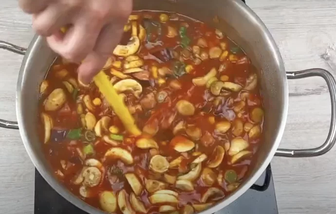 Postupně přidáváme ostatní ingredience a vaříme.