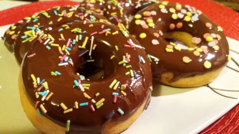 Obrázek receptu na pečené donuty.