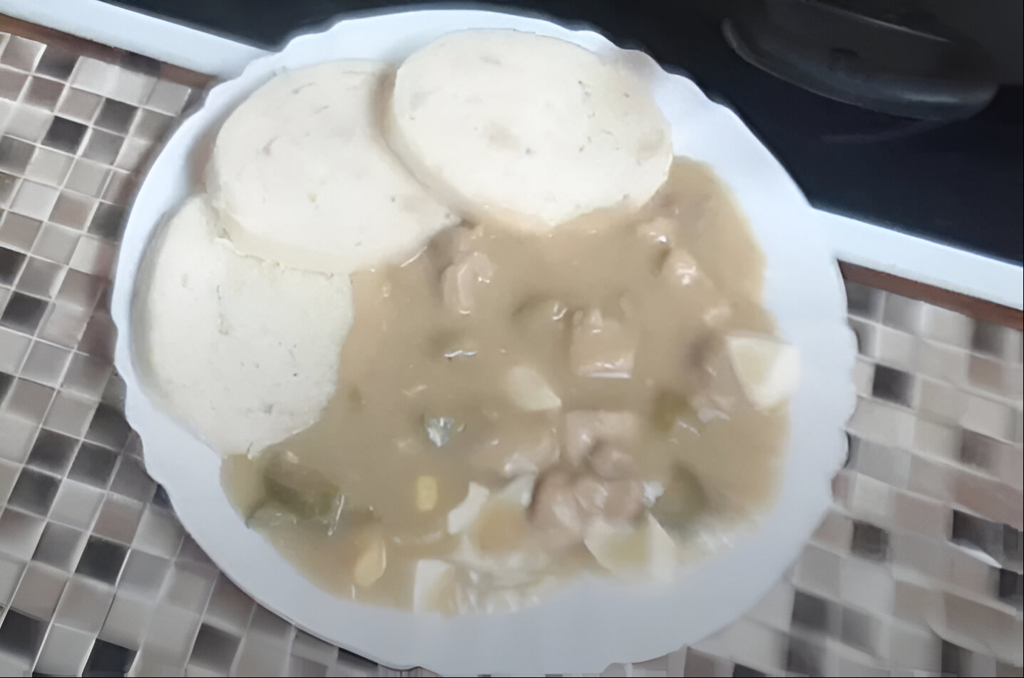 Obrázek receptu na tradiční Znojemskou omáčku.