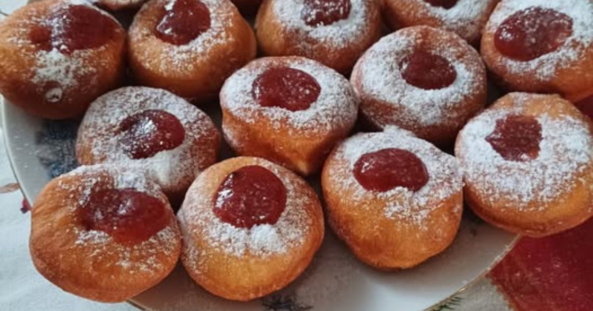 Obrázek receptu na domácí koblihy s jahodovou marmeládou.