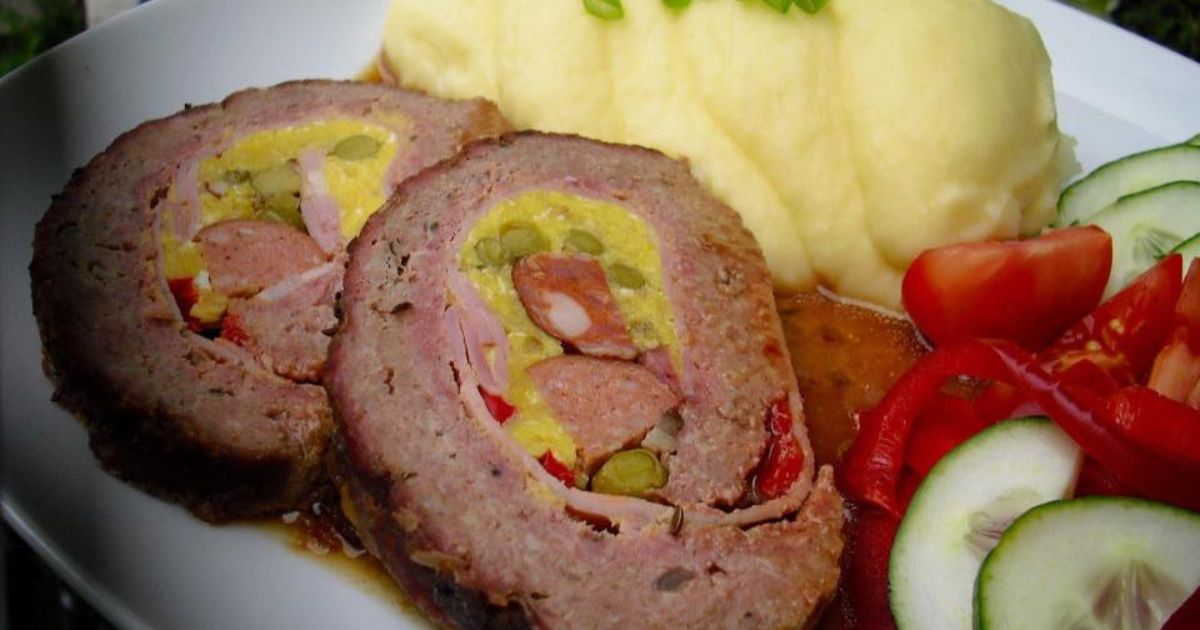 Obrázek receptu na masovou roládu plnou poctivých surovin.