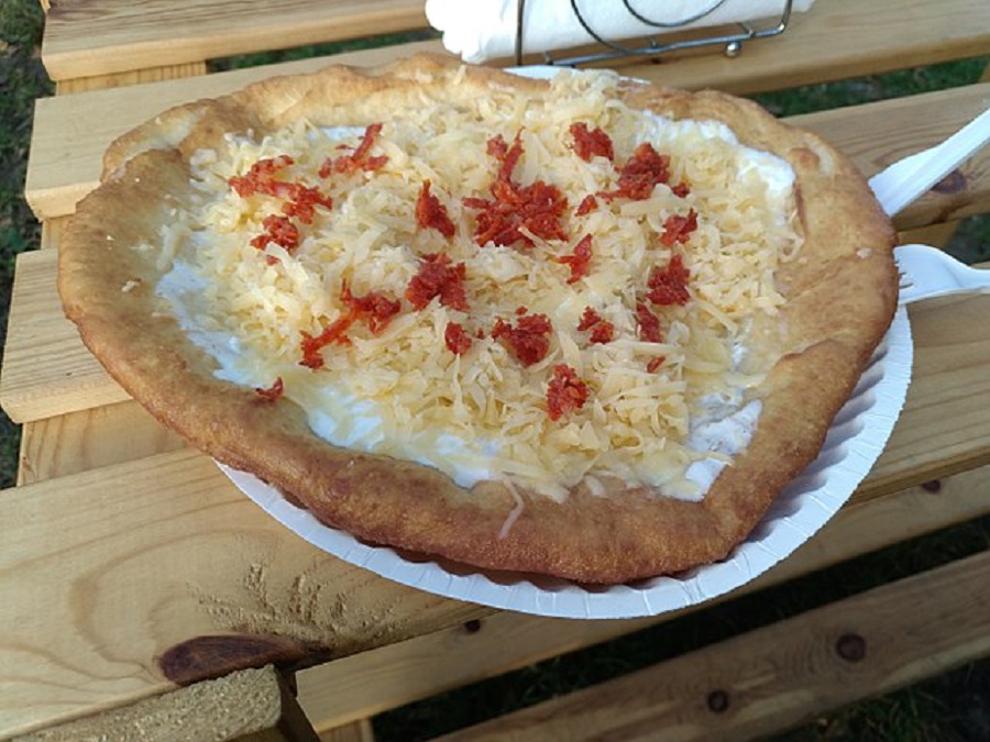 Recept na: Nadýchané pikantní jemné: Langoše si můžete vychutnat nejen na jarmarcích