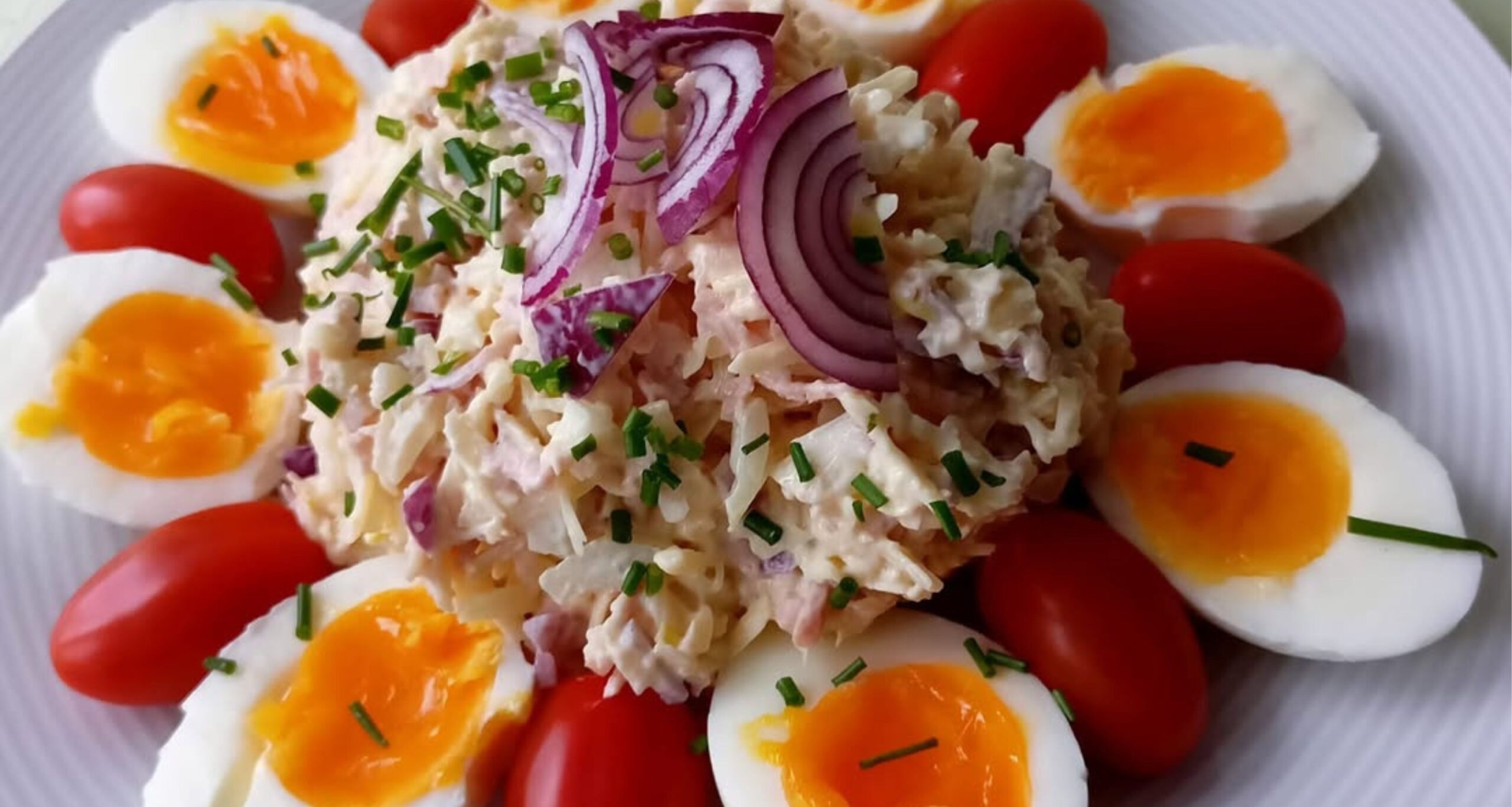 Obrázek receptu na sýrový salát s vejci.