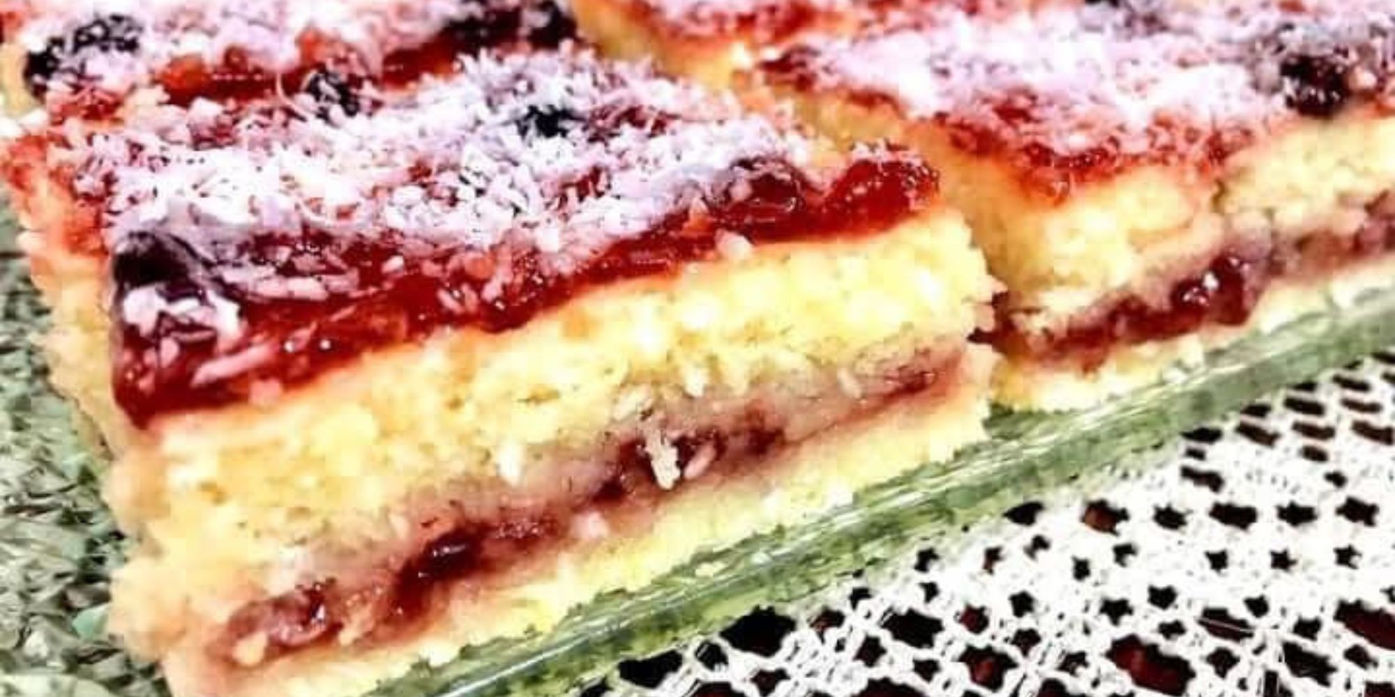 Obrázek receptu na Kokosový řez s brusinkovým džemem, pikantní lahůdka na neděli