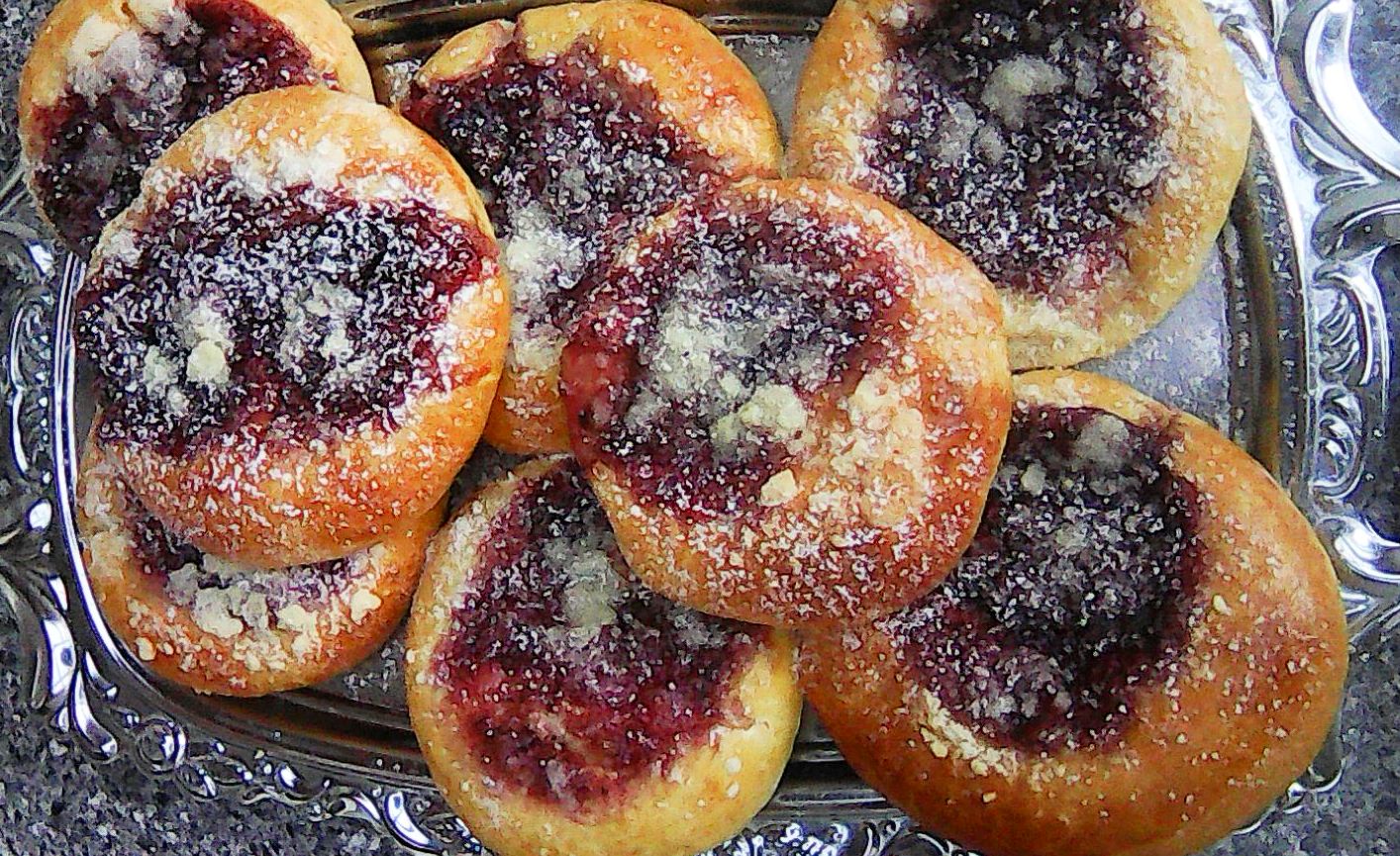 Obrázek receptu na kynuté koláče s tvarohem a borůvkovou marmeládou.