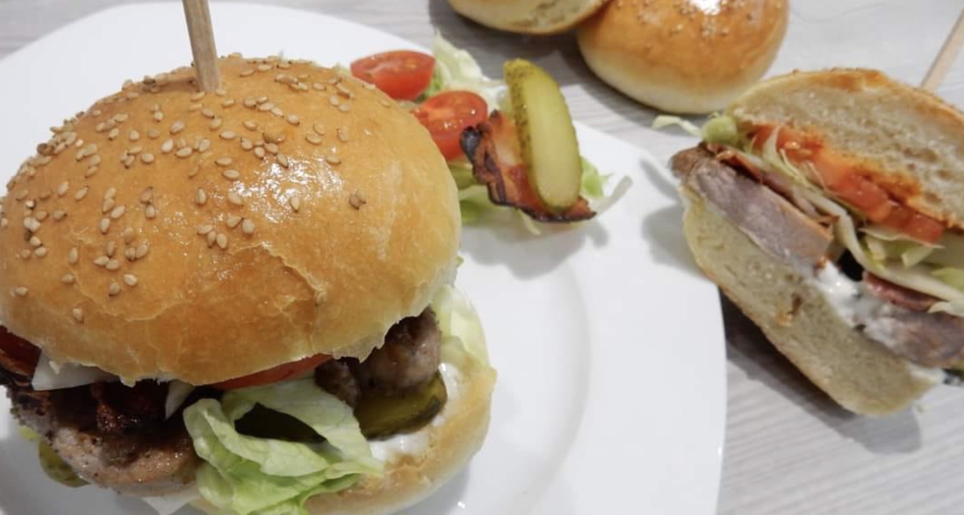 Obrázek receptu na domácí hamburger s vepřovou panenkou.