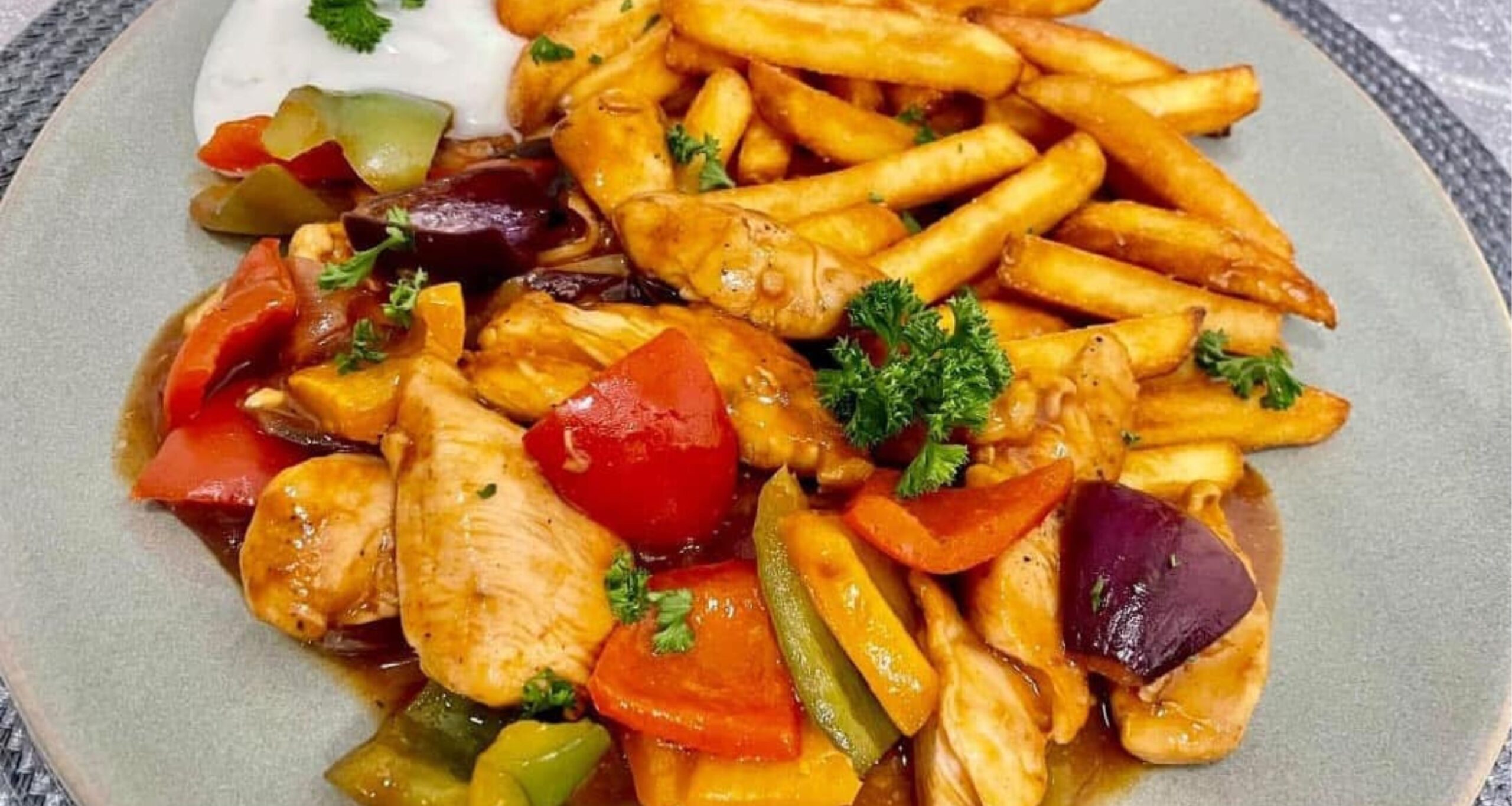 Obrázek receptu na kuřecí směs se zeleninou a hranolky.