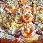 Obrázek receptu na kynutý koláč s tvarohem, meruňkami a švestkami.