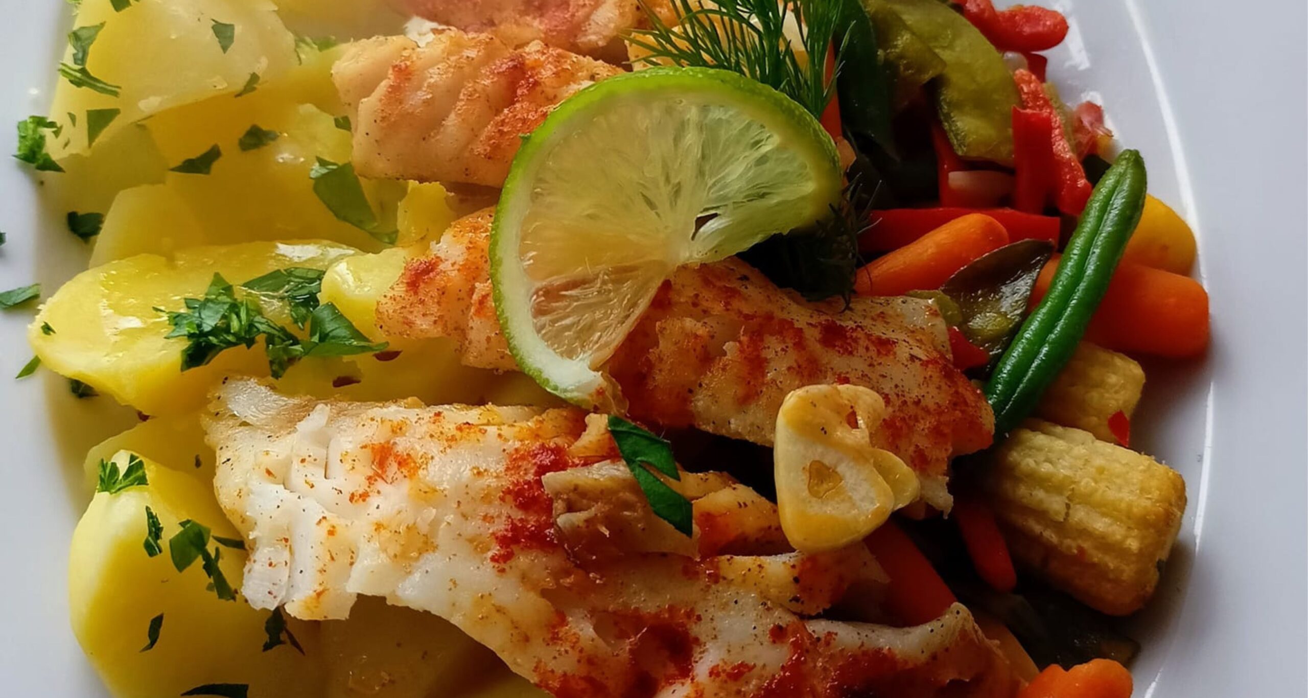 Obrázek receptu na tresku se zeleninou a limetkovým dresinkem.