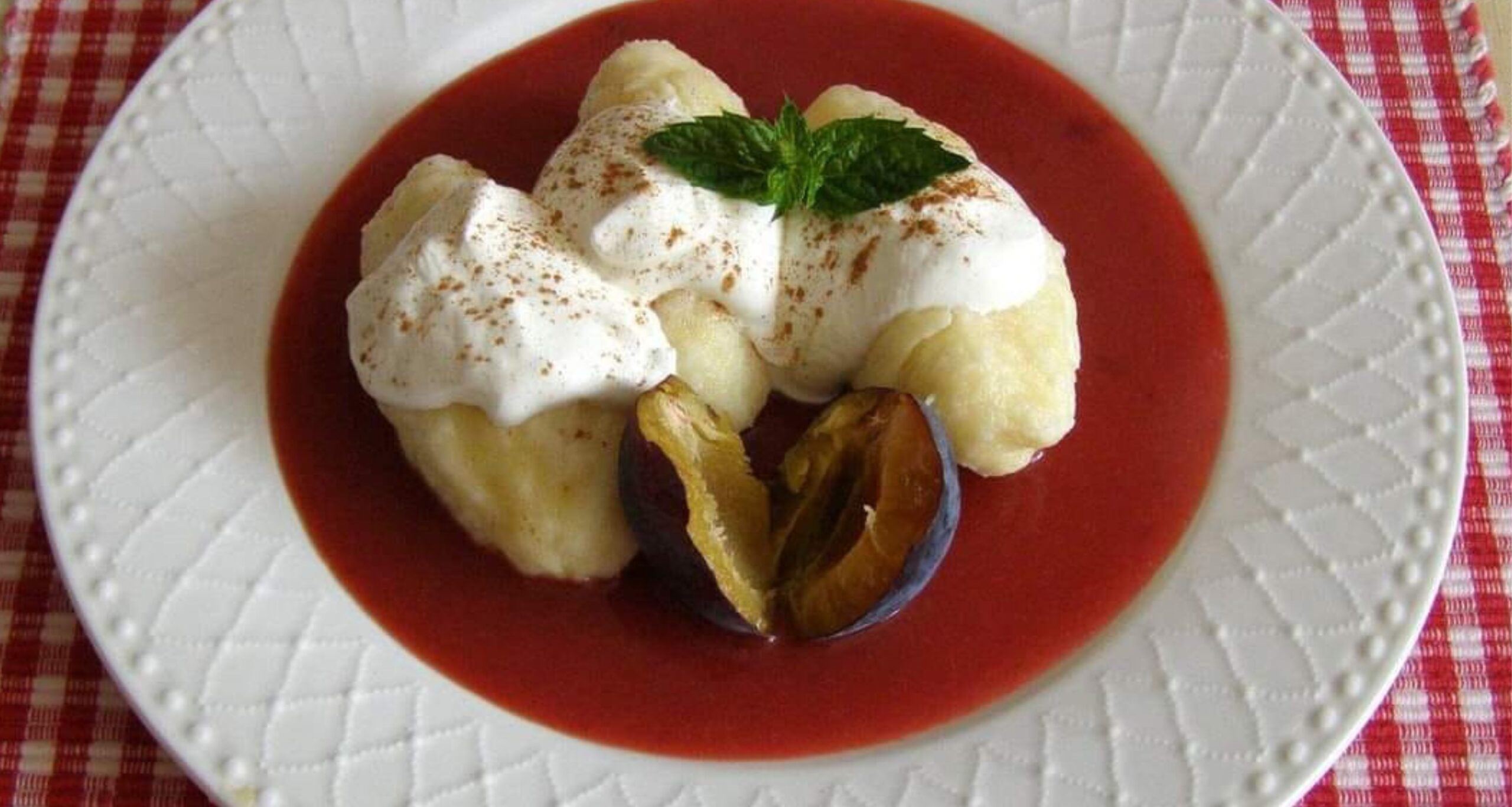 Obrázek receptu na tvarohové noky se švestkovou omáčkou.