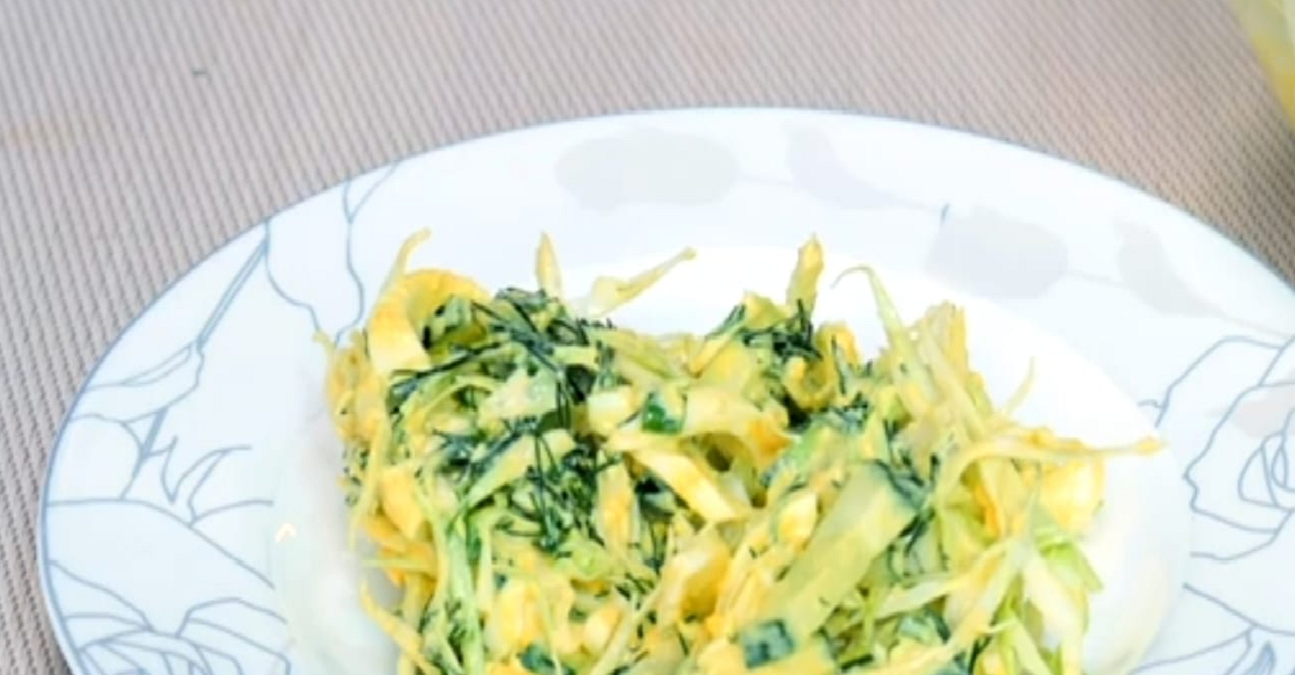 Obrázek k receptu: Barevnost a svěžest na talíři: Salát se zelím, okurkami, jogurtem a žloutkovou směsí