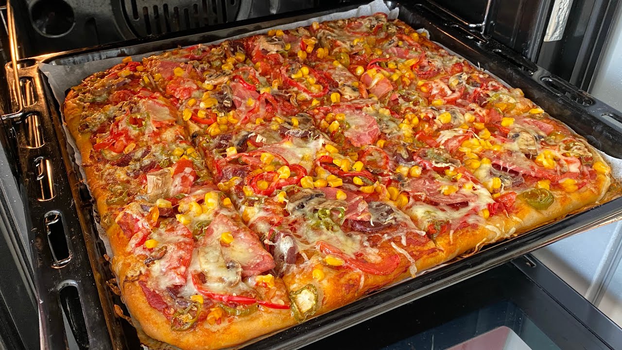 Obrázek k receptu: Jednoduchá večeře, která ve vás vzbudí vzpomínky na letní dovolenou: Pizza na plech
