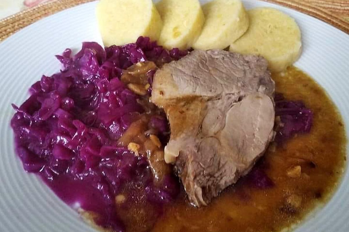 Obrázek receptu na pečenou krkovičku s hlávkovým zelím, červeným vínem a bramborovým knedlíkem.