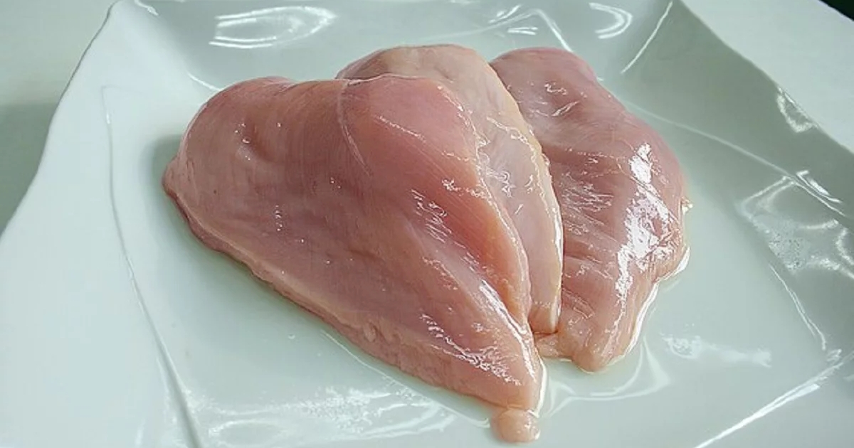 Obrázek k článku: Čištění kuřecích prsou nikdy nebylo jednodušší: Dokonalý lifehack!